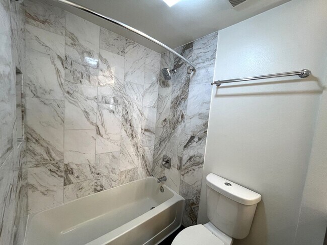 Building Photo - $500 OFF First Month's Rent! 2BR/2BA Downt...
