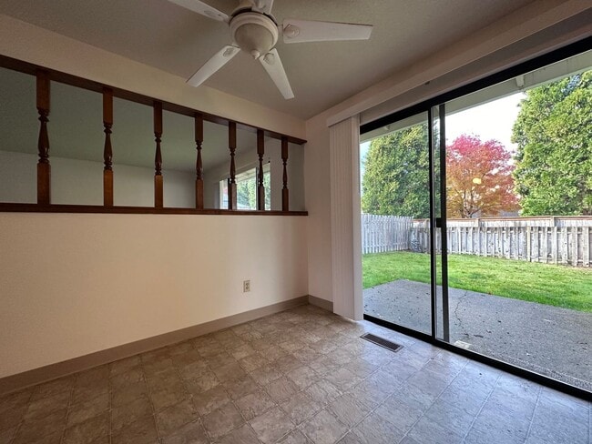 Building Photo - Charming 2 Bedroom Duplex with Spacious Yard in Gresham!