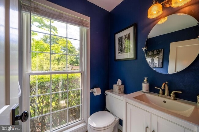 Building Photo - 2235 Abbotsford Dr