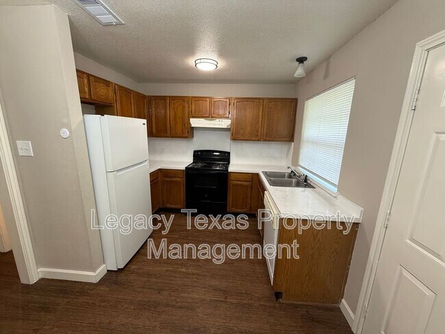 Building Photo - 1607 N Nolan River Rd