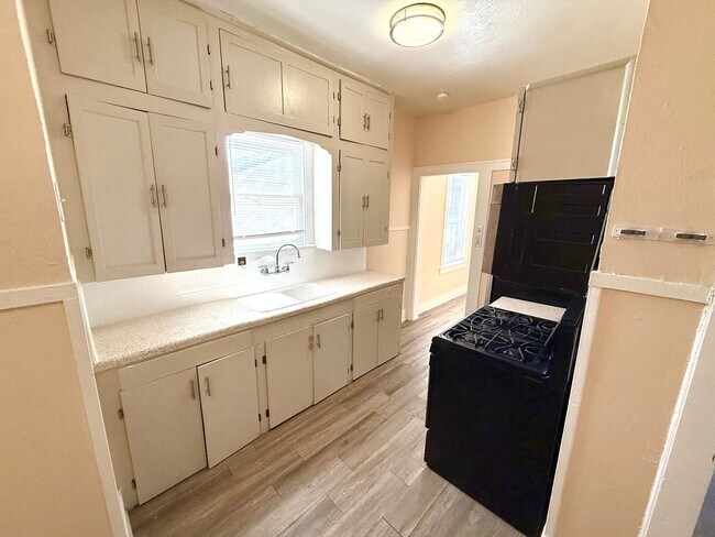 Building Photo - *COMING SOON* Charming 1-Bedroom Duplex With Laminate Flooring Throughout + Fenced Backyard