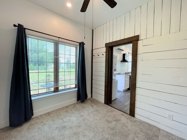 Building Photo - Updated 2 bedroom home
