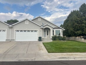 Building Photo - Beautiful 2 Bedroom 2 Bathroom Storage Gal...