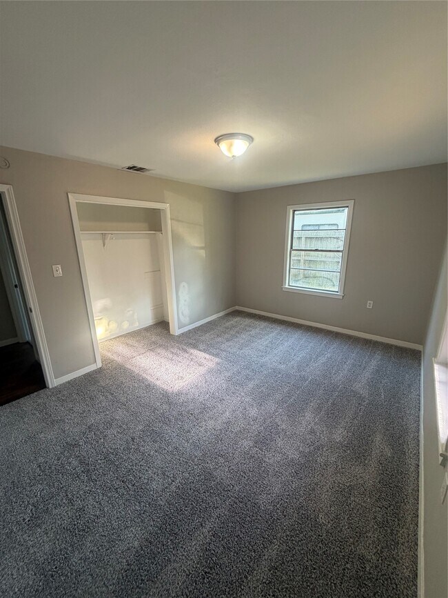 Building Photo - 703 Lilac