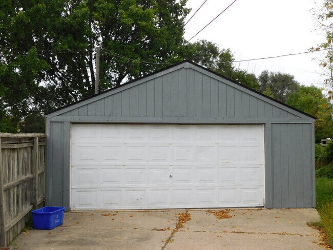 Building Photo - Sharp Bungalow in Great Location