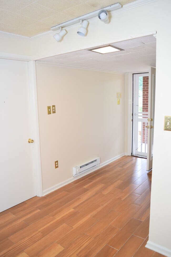 Building Photo - 4 Bed, 3 Bath Well-Located Brick Home in Lake Hickory Country Club For Rent!