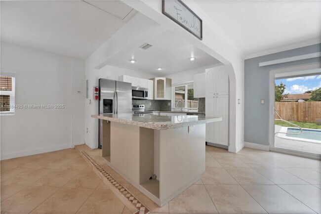 Building Photo - 2441 Tarpon Dr