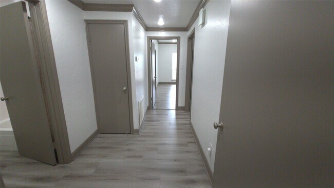 Building Photo - 2400 N Braeswood Blvd
