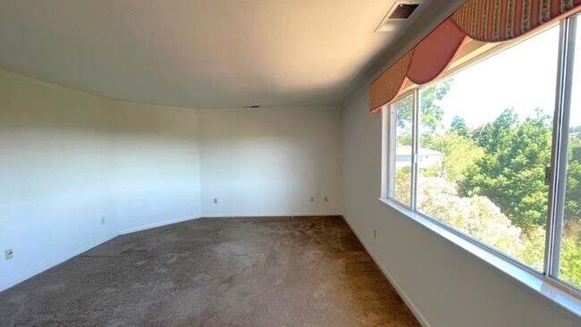 Building Photo - Martinez Beautiful 4 bedroom 3 bath home! ...