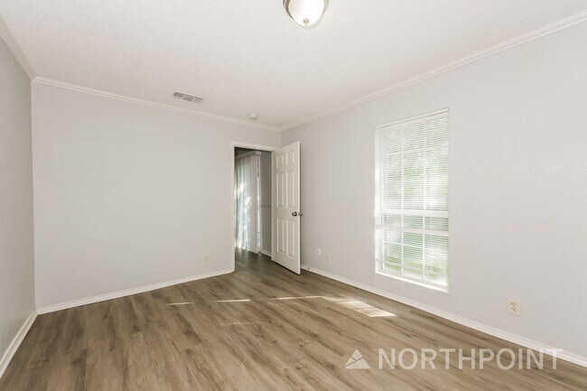 Building Photo - 3 BR/1BA | Newly Renovated Single Family Home |  Front and back yard| In Cleburne!