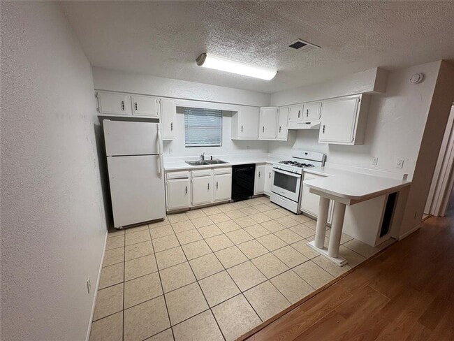 Building Photo - 1011 Chesapeake Dr