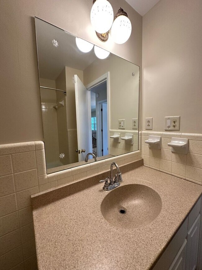Building Photo - Beautiful House in Tates Creek! 3 BR, 2.5 ...