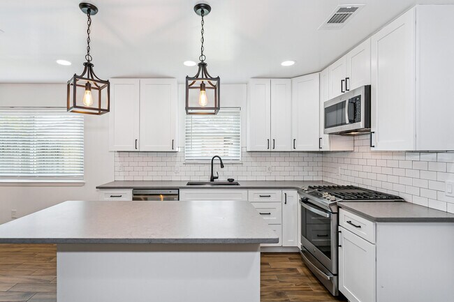 Building Photo - 470 Brian Cir