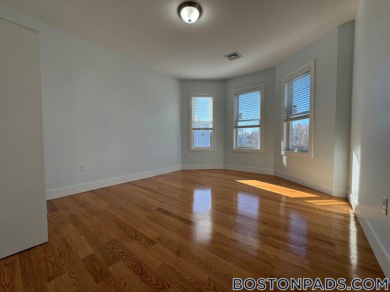 Building Photo - 7 Carson St