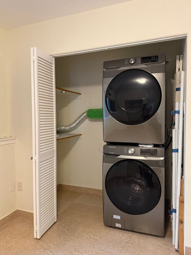 Building Photo - UTILITIES INCLUDED! 2 Bedroom 1 Bath with 2 Parking Downstairs House