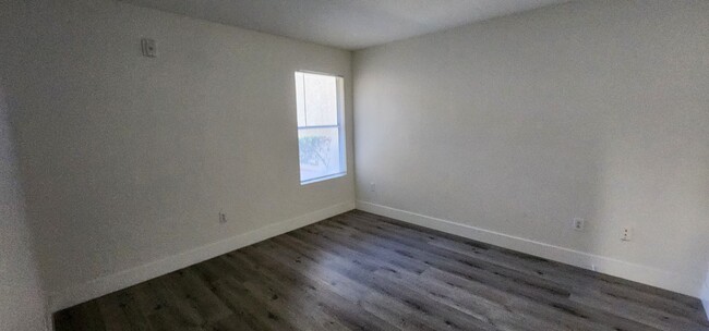Building Photo - Silverado Ranch Condo!