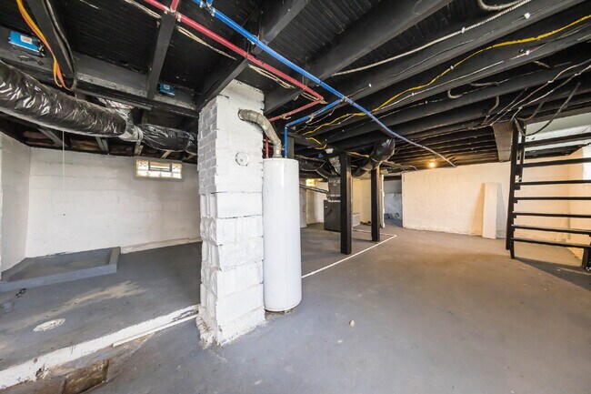 Building Photo - 2-Bedroom Home with Flexible Bonus Room Near Downtown Columbus