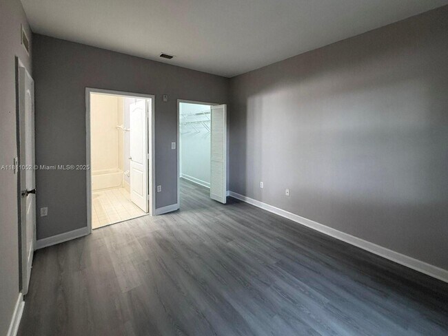 Building Photo - 1677 SE 27th Ct