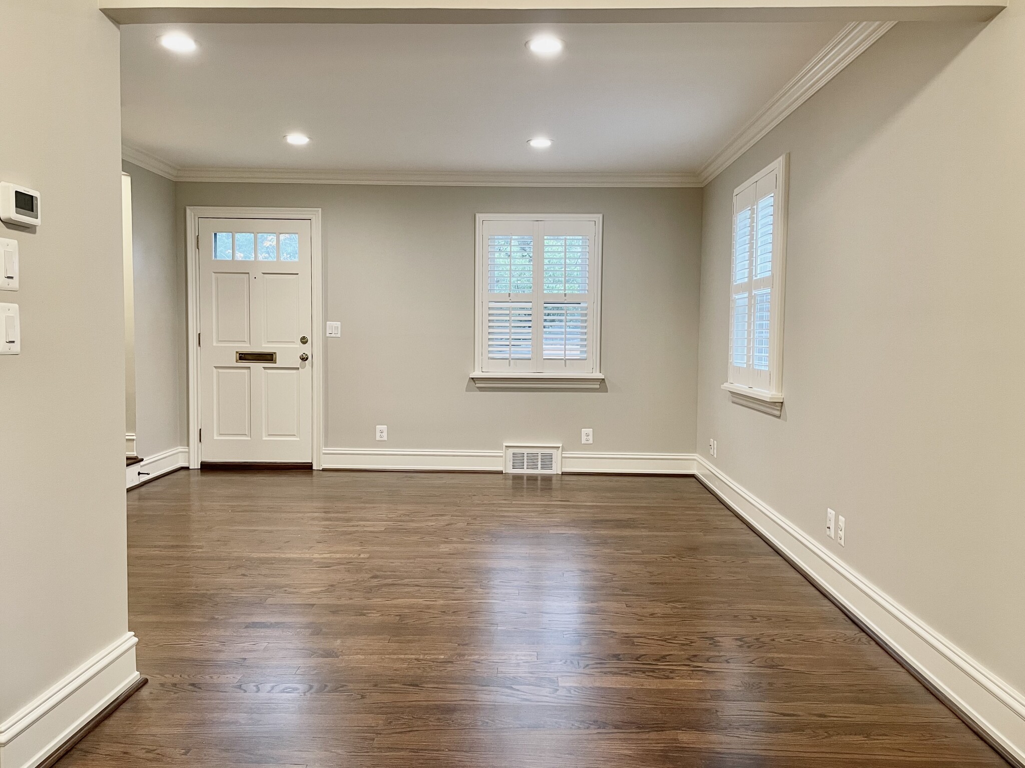 Living room with crown molding - 1608 Graefield Rd