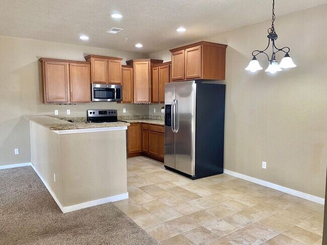 Building Photo - Fantastic 2 Bed, 2 Bath Condo With Detache...
