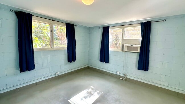 Building Photo - Available NOW - 3 Bedroom, 2 Bath, with a ...