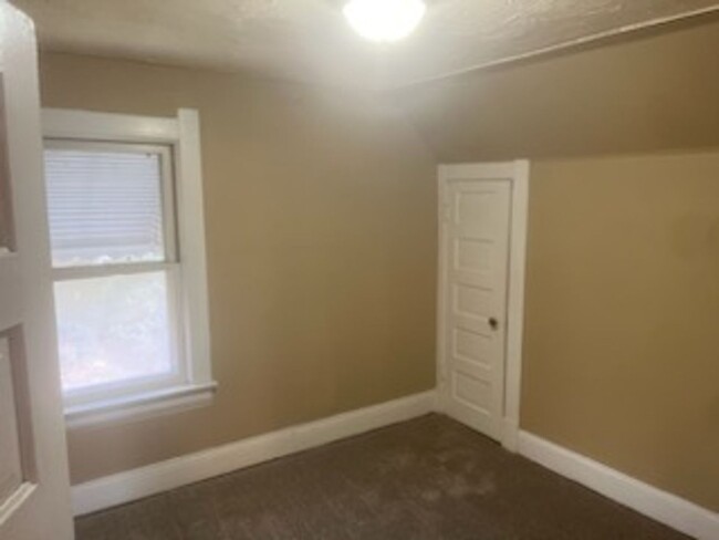 Building Photo - Fully Renovated 3 Bedroom 1 Bath