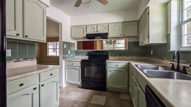 Building Photo - 22407 Applegate Dr
