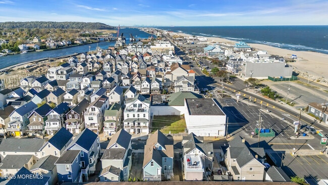 Building Photo - 6 Center St