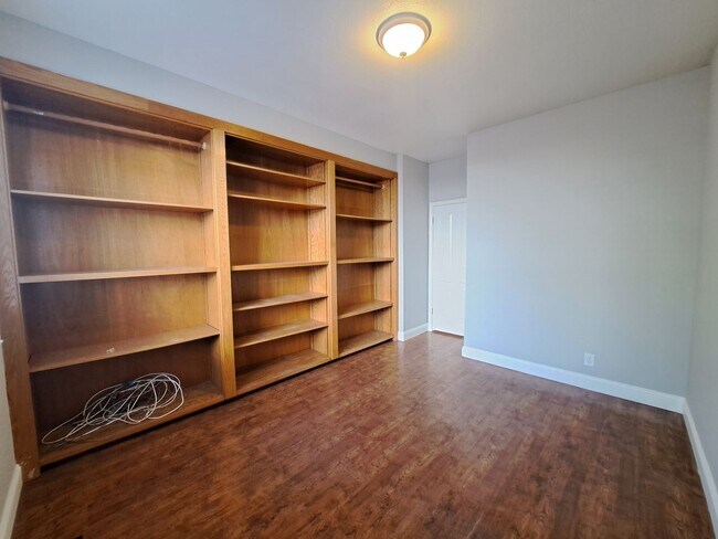 Building Photo - Expansive Oasis with a Guest House, Pool, ...