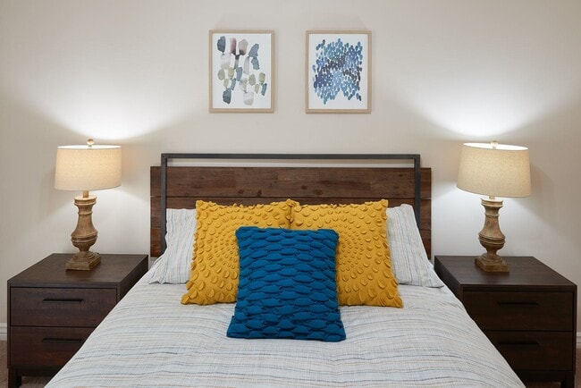Building Photo - $0 application fee! 2 Bedroom 1 Bathroom D...