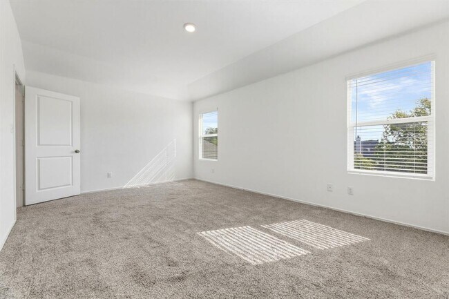 Building Photo - 913 Legends Ln