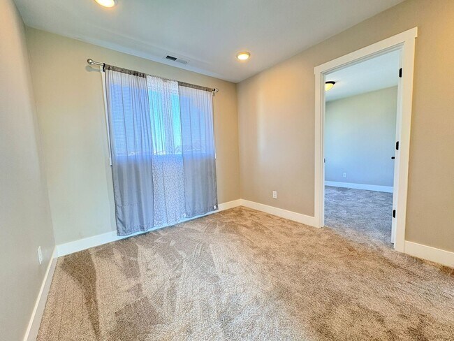 Building Photo - 3 Bedroom, 2.5 Bathroom Home Available in NE Salem!