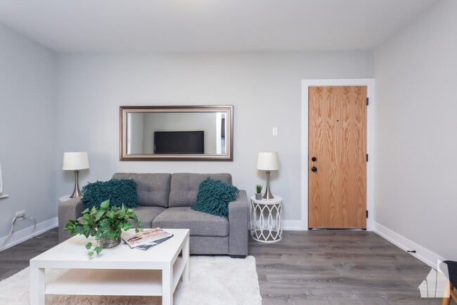 Building Photo - 442 W Belden Ave