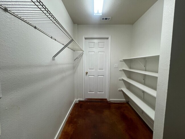 Building Photo - Large 3/2/2 Duplex with Easy Access to IH ...