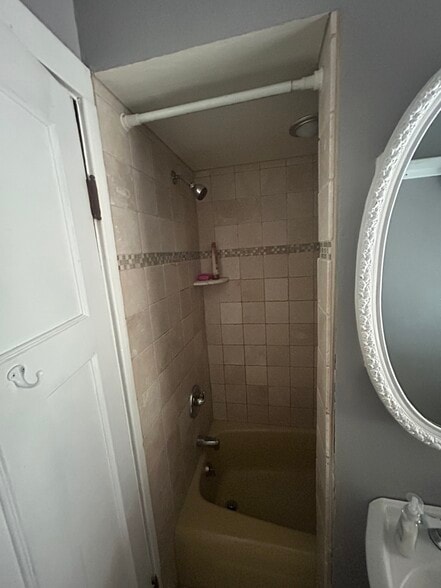Shower - 6642 W Stevenson St
