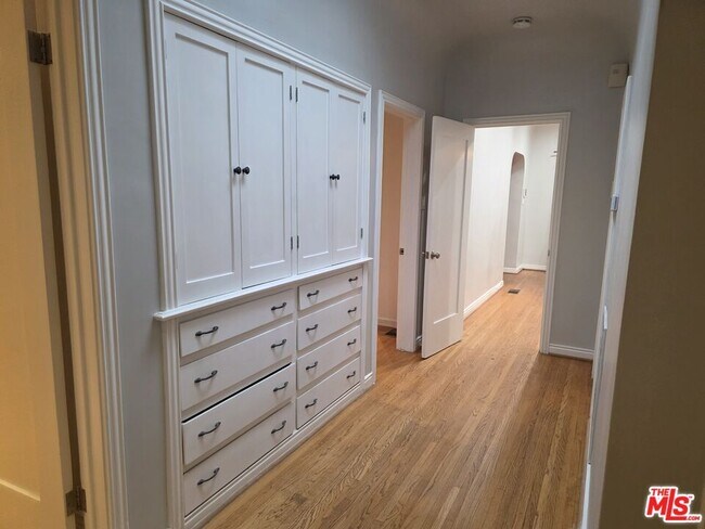 Building Photo - 939 S Ogden Dr