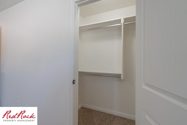 Building Photo - Charming 3 Bedroom Townhome with INTERNET INCLUDED & Dog-Friendly!