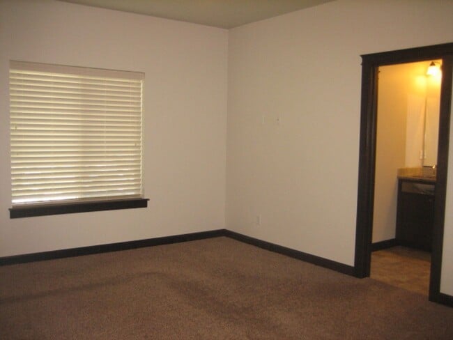 Building Photo - CDA Home w/ 22X45 RV Garage/Shop!