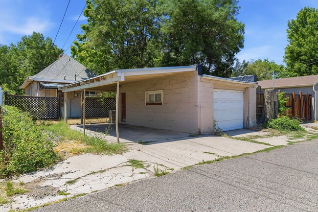 Building Photo - $2,845.95, 3 bed, 1 bath, located in Denver with New Appliances
