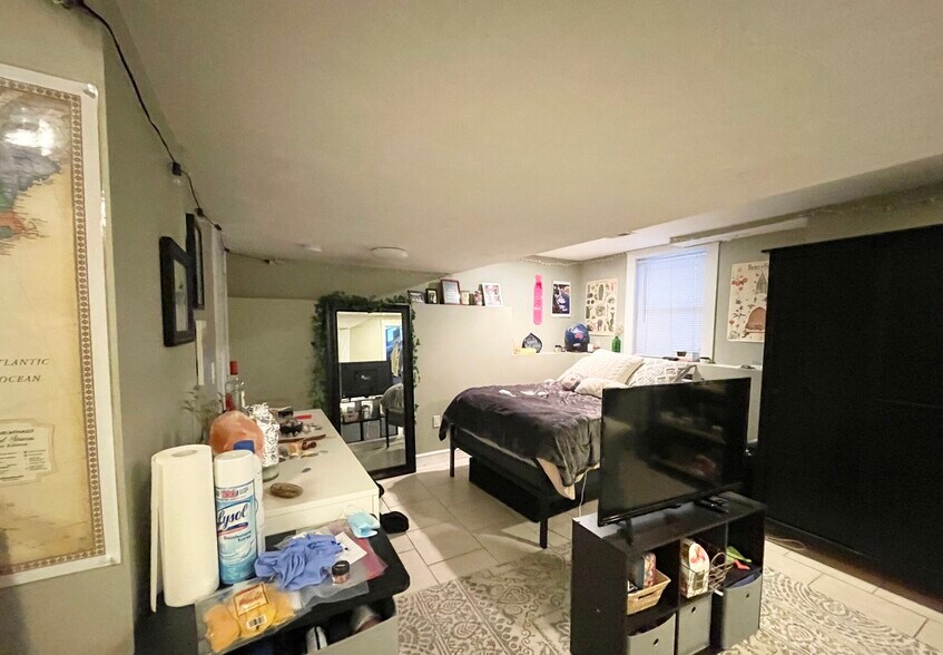 Building Photo - 17 Iroquois St