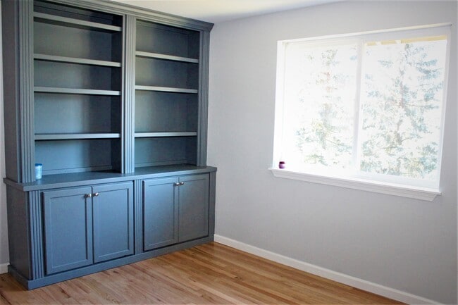 Building Photo - 321 Keach Ct