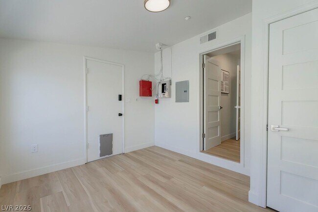 Building Photo - 2106 W Oakey Blvd