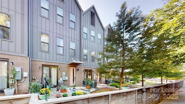 Primary Photo - 4019 Plaza Row Ct
