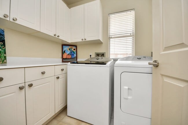 Building Photo - 825 Rosine St