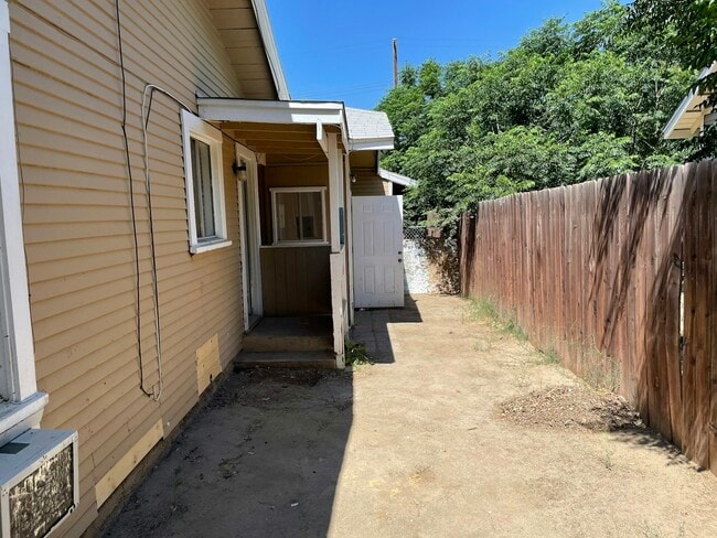 Building Photo - 331 N 5th St