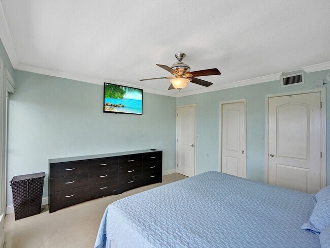 Building Photo - Beautiful 2 bedroom 1.5 bath Condo