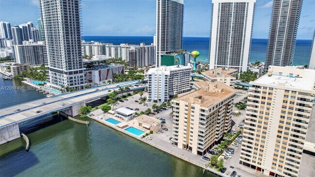 Building Photo - 1817 S Ocean Dr