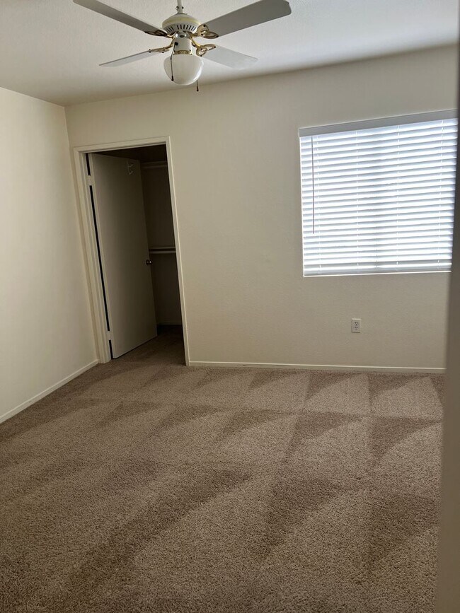 Building Photo - Cute Lower Level Condo