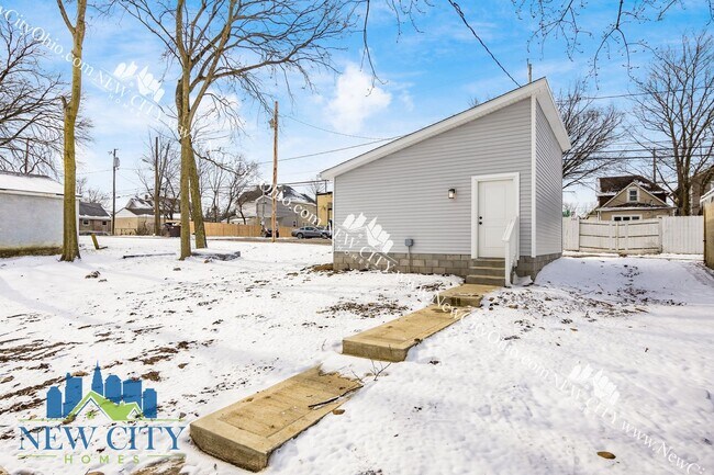 Building Photo - BRAND NEW 3 BEDROOM 2.5 BATHROOM FRANKLINT...