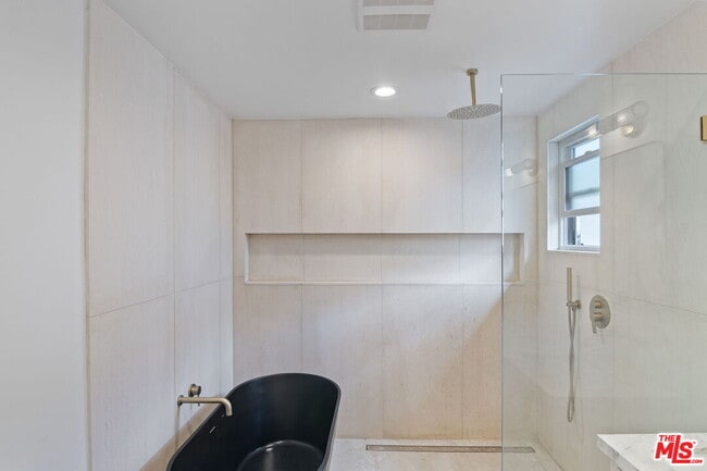 Building Photo - 5664 Coliseum St